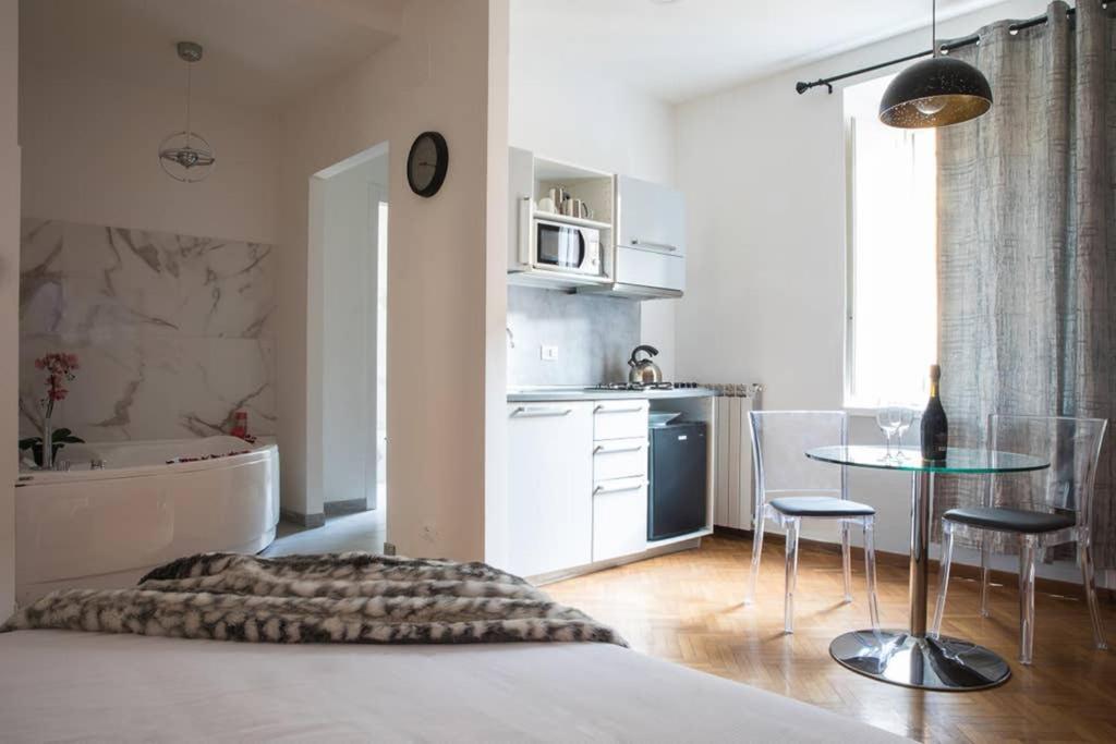 Pink Intimate Jacuzzi Suite Trastevere - Top Collection Рим Екстериор снимка