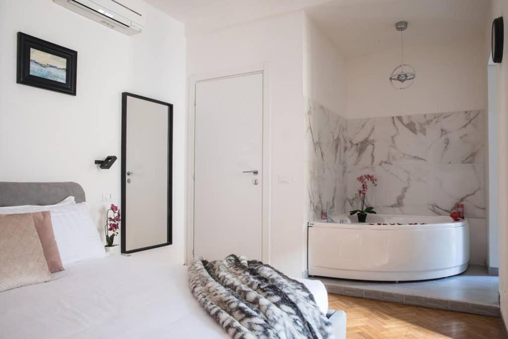 Pink Intimate Jacuzzi Suite Trastevere - Top Collection Рим Екстериор снимка